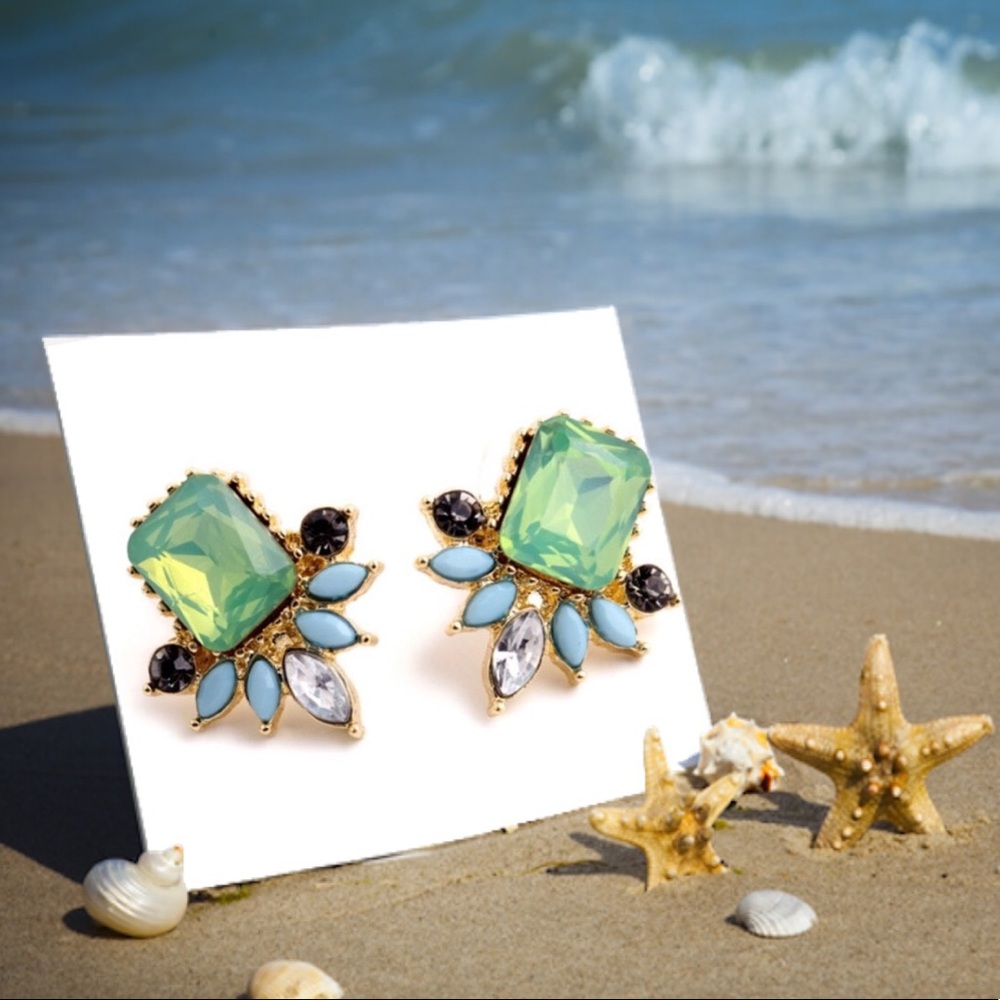Elegant Stud Earrings - Picture 3 of 8